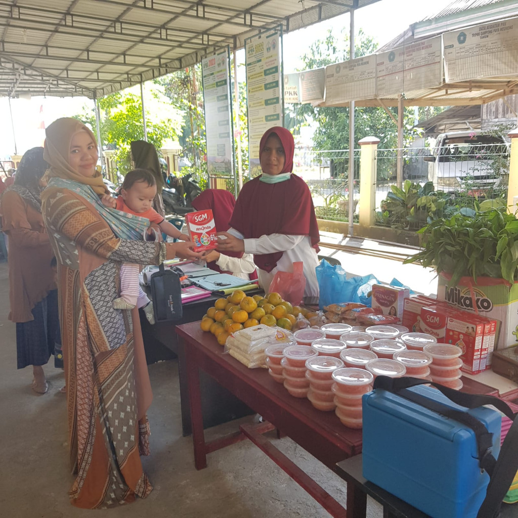 Pembagian PMT kepada Balita